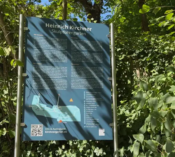 Infotafel im Heinrich Kirchner Skulpturengarten