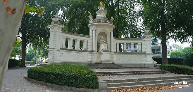 Denkmal in den Kaiserin-Augusta-Anlagen