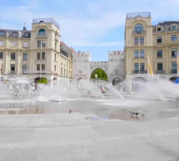 Karlsplatz mit Karlstor im Hintergrund