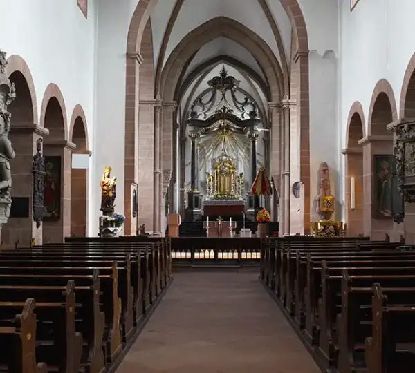 Langschiff und Hochaltar der Stiftskirche Aschaffenburg