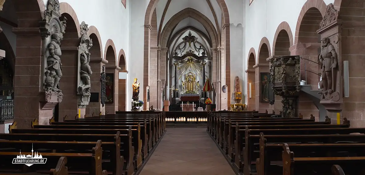 Langschiff und Hochaltar der Stiftskirche Aschaffenburg