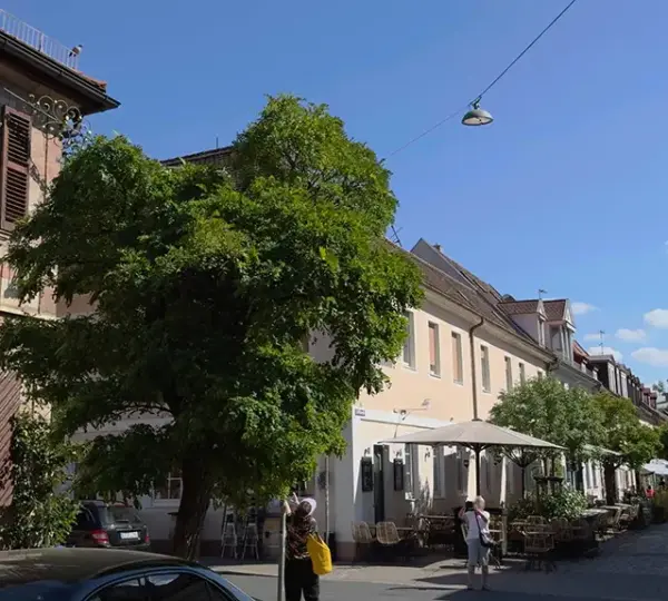 Leben zwischen Cafés und alten Fassaden