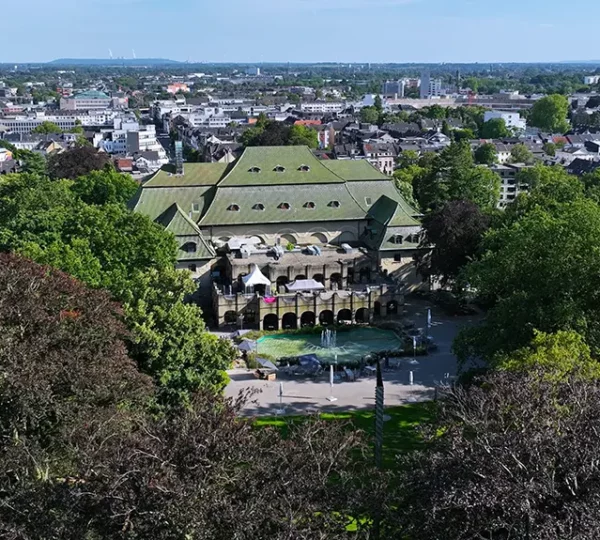 Luftaufnahme der Kaiser-Friedrich-Halle