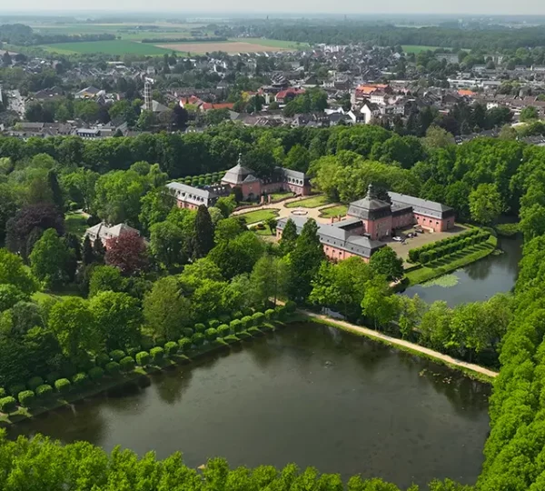 Luftaufnahme vom Schloss Wickrath