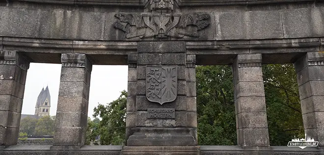 Wappen aller Länder am Sockel angebracht