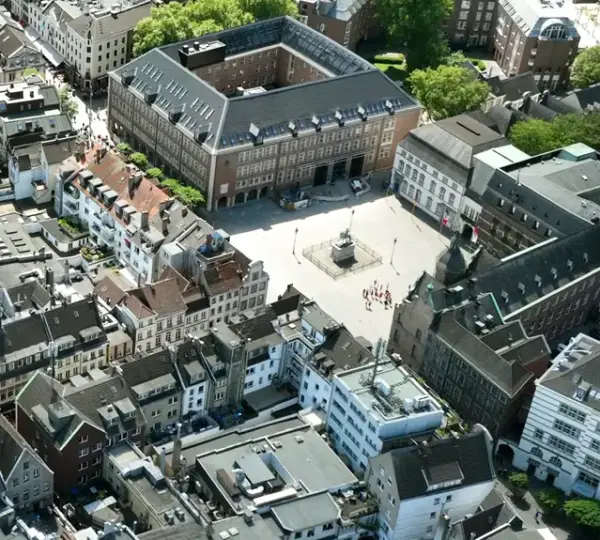 Luftaufnahme vom Marktplatz mit Rathaus und Denkmal