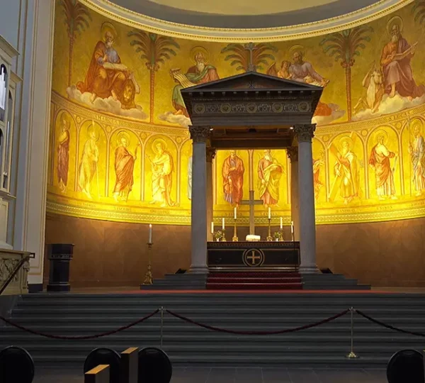 Blick auf den Altar der Nikolaikirche mit Kanzel