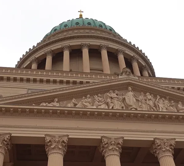 Blick von unten auf die Nikolaikirche