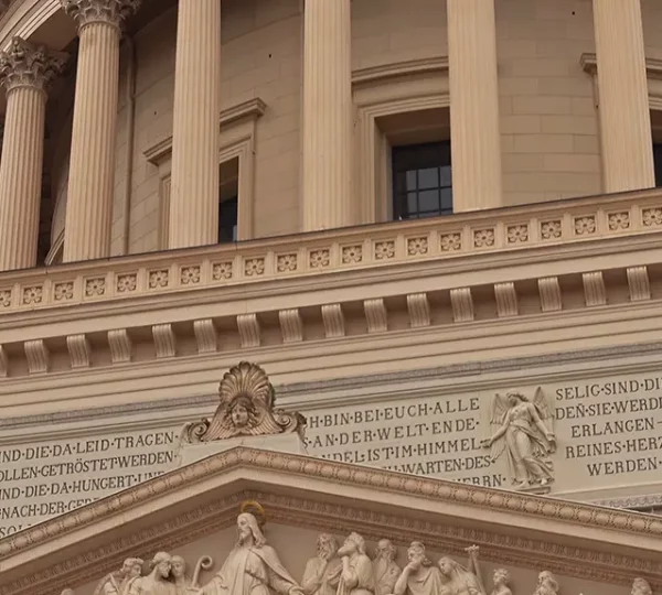 Inschriften auf der Fassade der Nikolaikirche