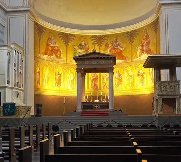 Innenraum der Nikolaikirche mit Blick auf den Altar