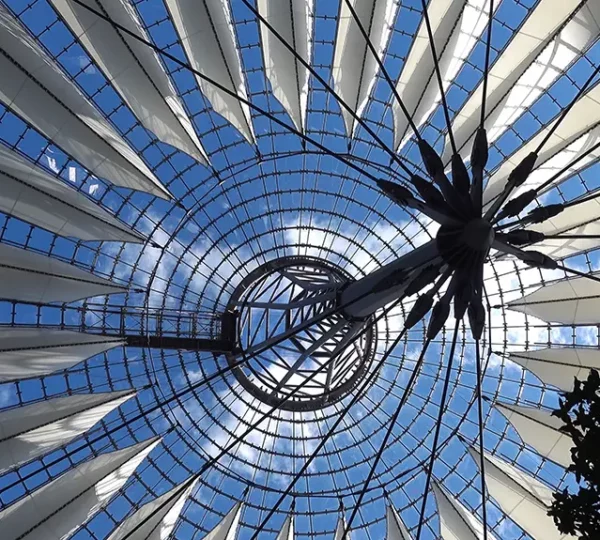 Ovale Dachkonstruktion mit Zeltdach aus Stoffbahnen im Center am Potsdamer Platz
