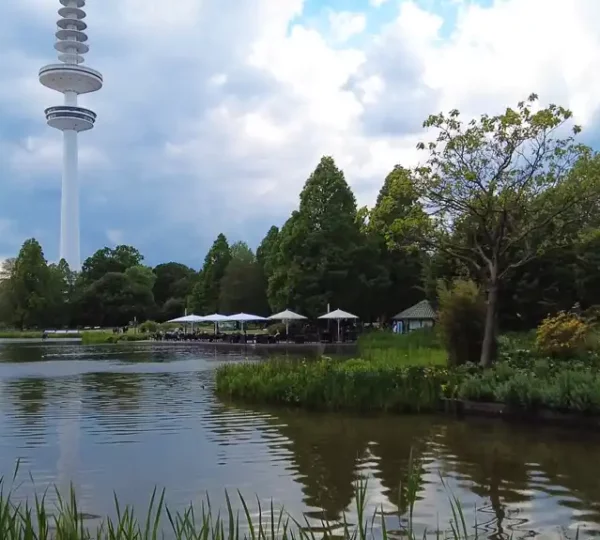 Parksee in der Parkanlage Planten un Blomen mit dem Hamburger Fernsehturm im Hintergrund