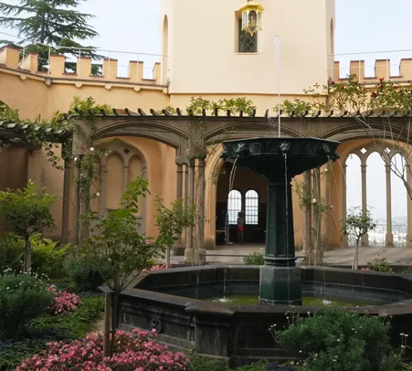 Pergolagarten im Schloss Stolzenfels mit dem Adjutantenturm im Hintergrund