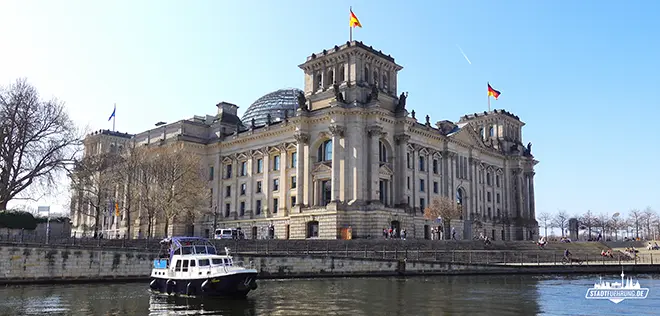 Blick auf das Reichstagsgebäude mit der Spree im Vordergrund