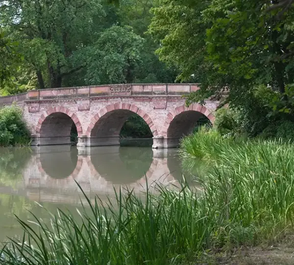 Rote Brücke im Park Schönbusch