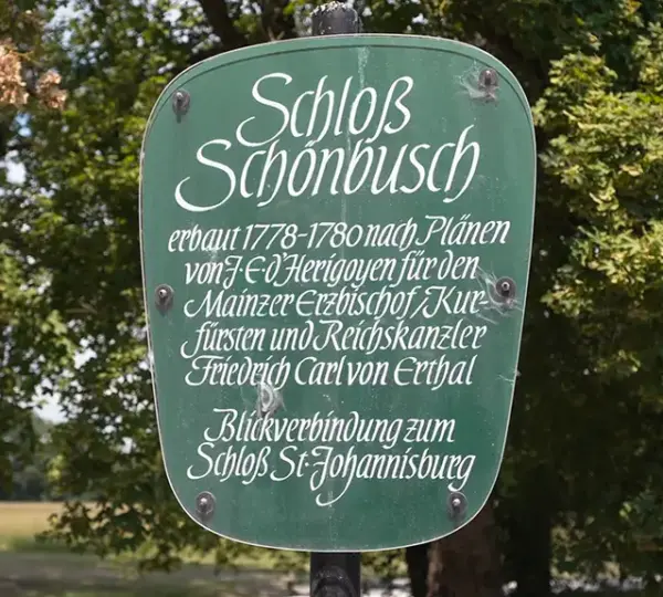 Infoschild vom Schloss Schönbusch