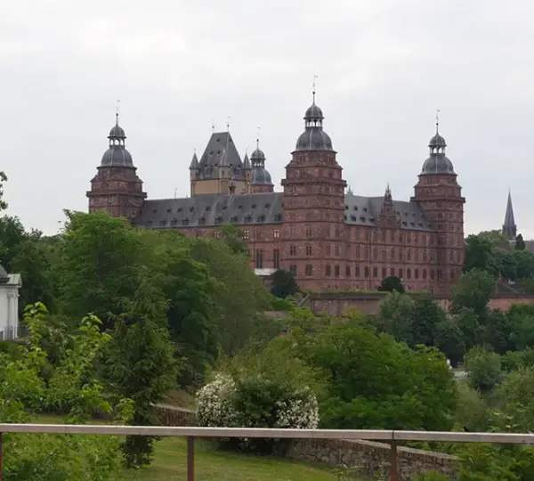 Blick auf das Schloss Johannisburg