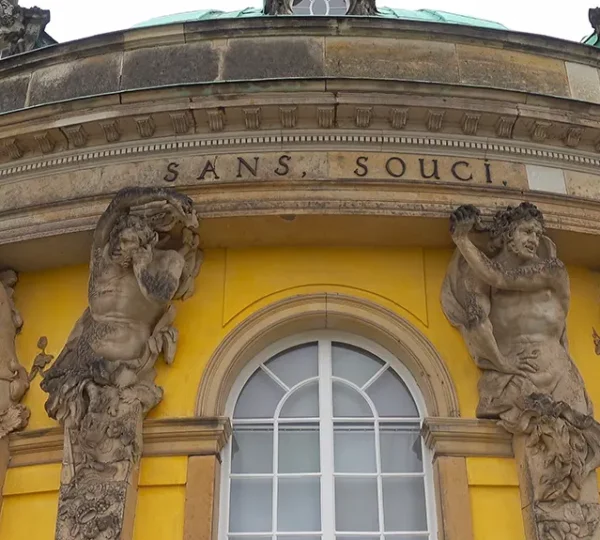 Fassade mit Inschrift am Schloss Sanssouci