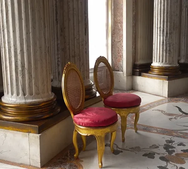 Sitzplätze im Marmorsaal des Schlosses Sanssouci