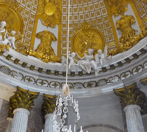 Marmorsaal des Schlosses Sanssouci mit Blick in die Kuppel