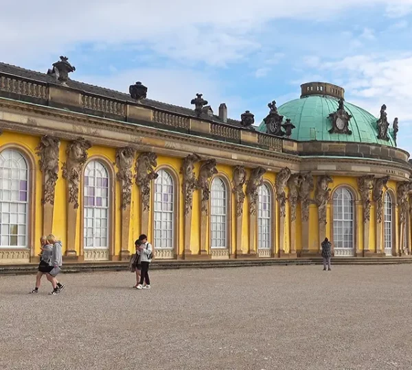 Seitenansicht vom Schloss Sanssouci