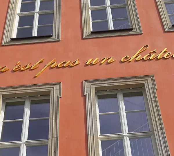 Inschrift "Ceci n’ est pa un chateau" am Potsdamer Stadtschloss