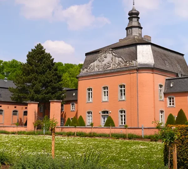 Seitlicher Blick auf den Ostflügel der Vorburg vom Schloss Wickrath
