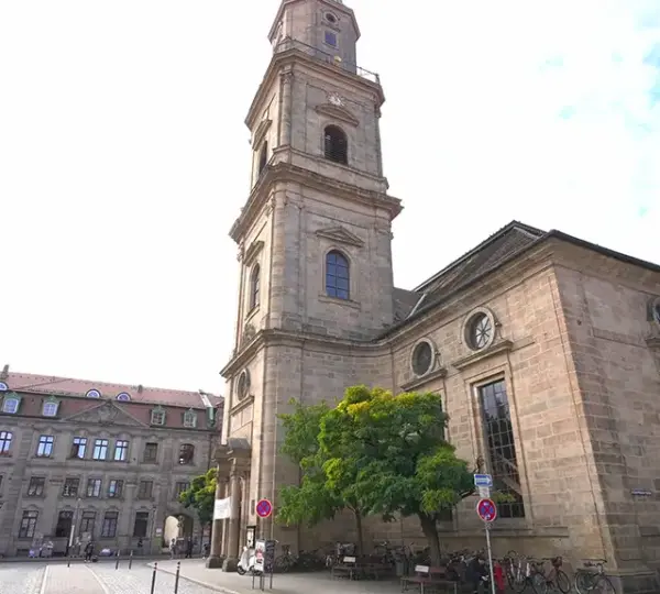 Seitenansicht der Hugenottenkirche Erlangen
