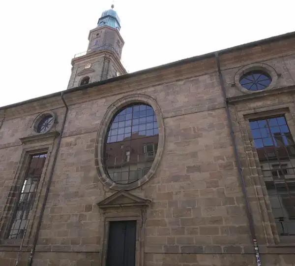 Seitenansicht der Hugenottenkirche Erlangen