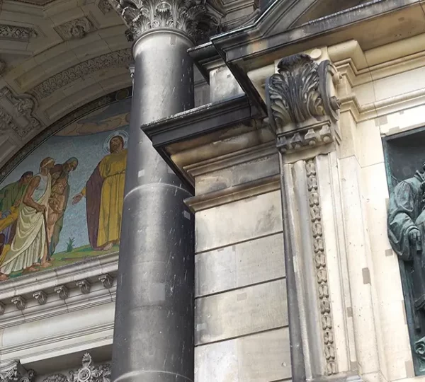 Seitlicher Blick auf das Hauptportal und das Mosaik an der Westfassade vom Berliner Dom