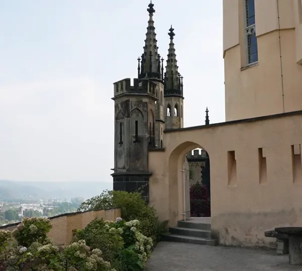 Seitlicher Blick auf die Schlosskapelle vom Schloss Stolzenfels