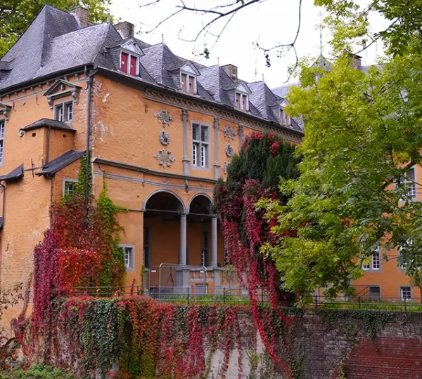 Seitlicher Blick aufs Herrenhaus vom Schloss Rheydt