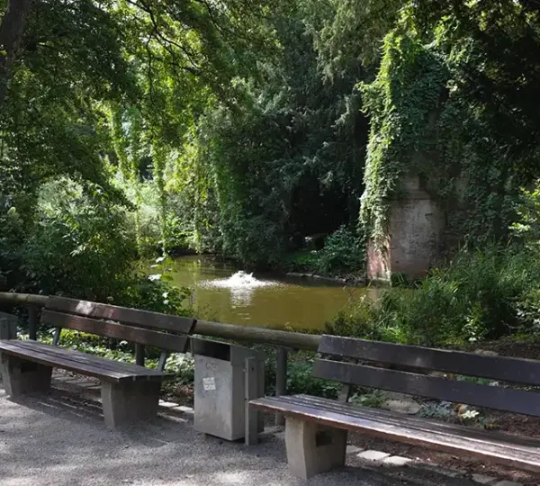 Sitzgelegenheiten im Park Schöntal
