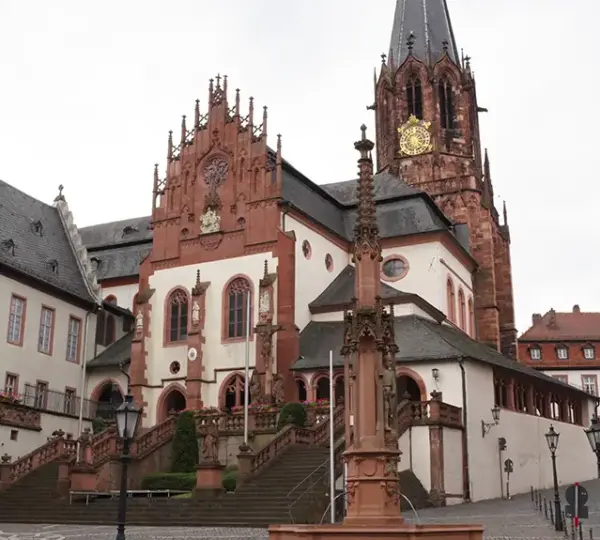 Stiftsbasilika St. Peter und Alexander mit Stiftsbrunnen