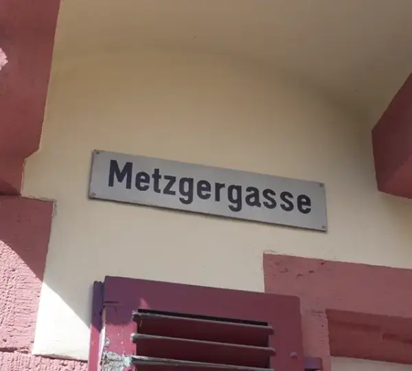 Straßenschild der Metzgergasse Aschaffenburg