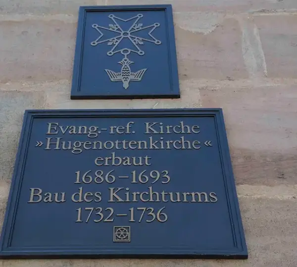 Tafel vor der Hugenottenkirche Erlangen