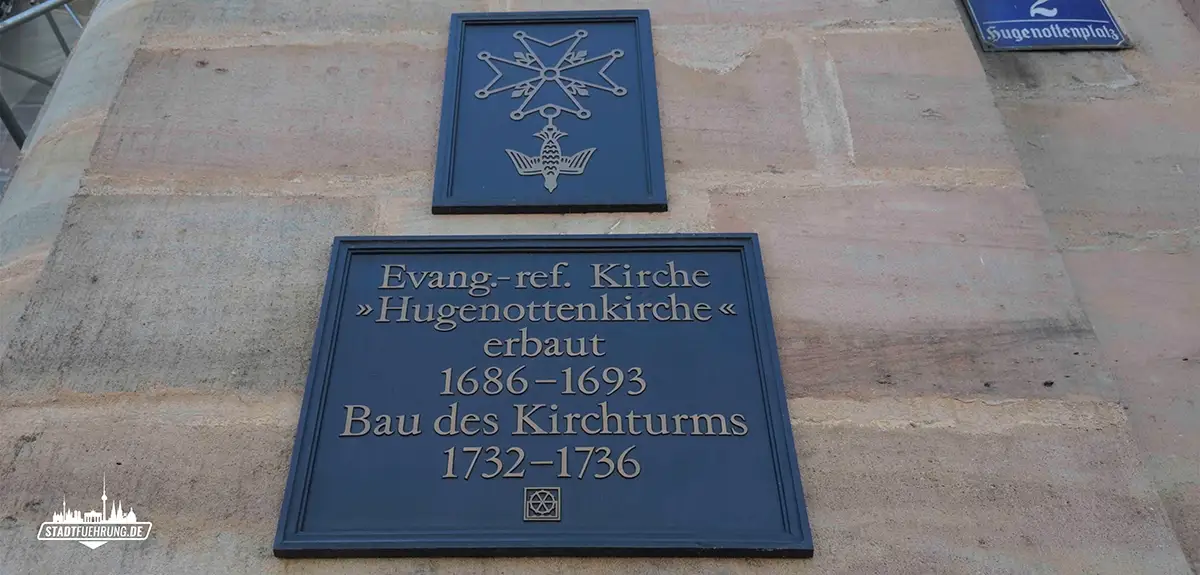 Tafel vor der Hugenottenkirche Erlangen
