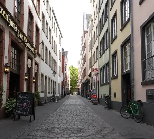 Traditionelle Gastwirtschaft in der historischen Altstadt von Köln
