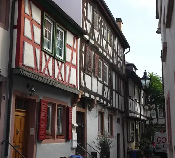 Typische Fassaden in der Metzgergasse Aschaffenburg