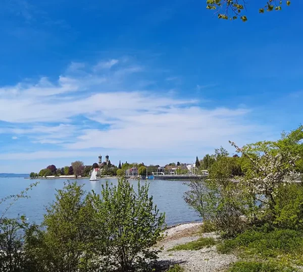 Uferpromenade in Friedrichshafen mit der Schlosskirche im Hintergrund