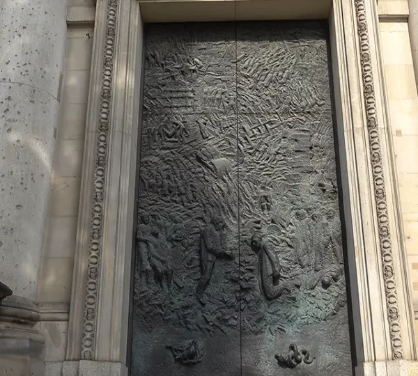 Bronzene "Versöhnungstür" am Südportal des Berliner Doms