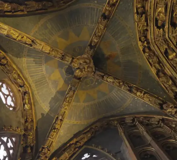 Verzierungen über dem Eingangsbereich der Frauenkirche Nürnberg