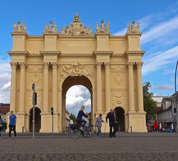 Feldseite vom Brandenburger Tor in Potsdam