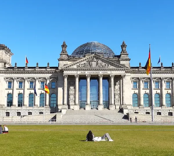 Vorderseite des Reichstagsgebäudes mit Liegewiese im Vordergrund
