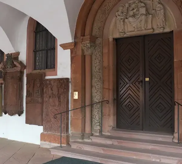 Vorhalle mit Grabsteinen der Stiftskirche Aschaffenburg