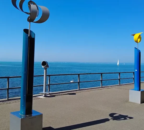 Windspiele auf der Uferpromenade in Friedrichshafen