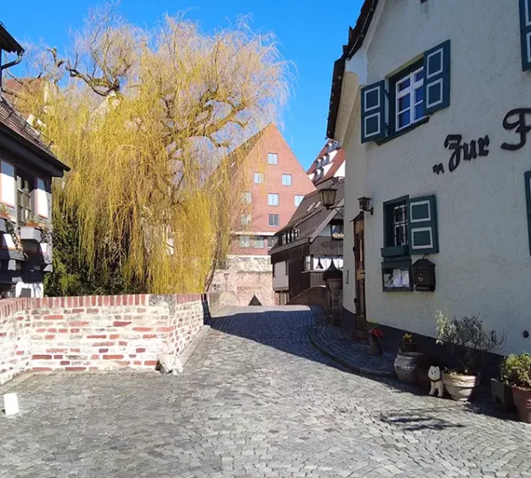 Blick auf die Häuslesbrücke im Ulmer Fischer- und Gerberviertel